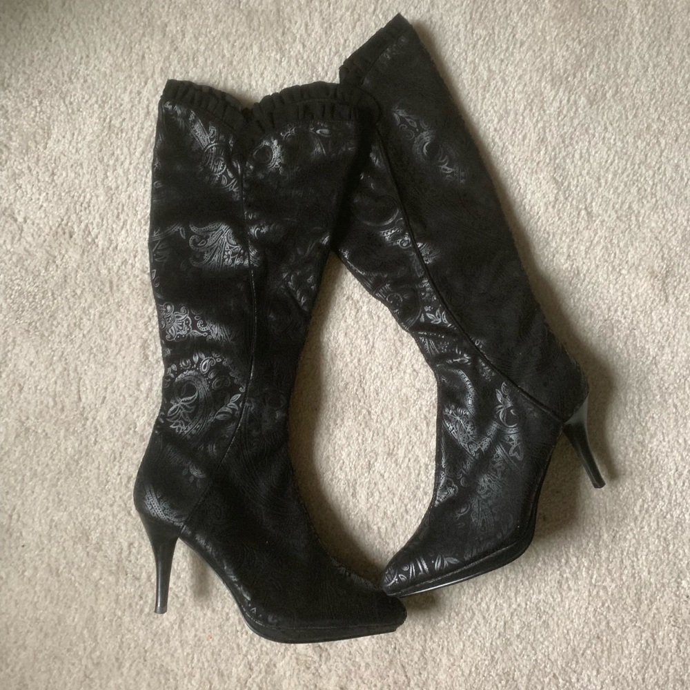 Tall black faux suede boots 🖤